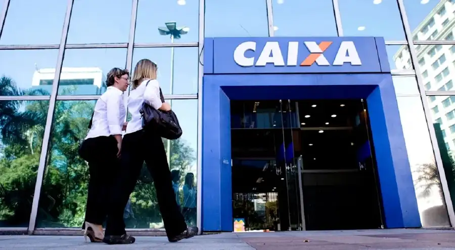 Duas funcionárias entrando numa agência da Caixa